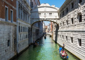 Com sua estrutura de calcário branco de 1600, a ponte fechada sobre o canal une o palácio à prisão e tornou-se o maior símbolo romântico de Veneza