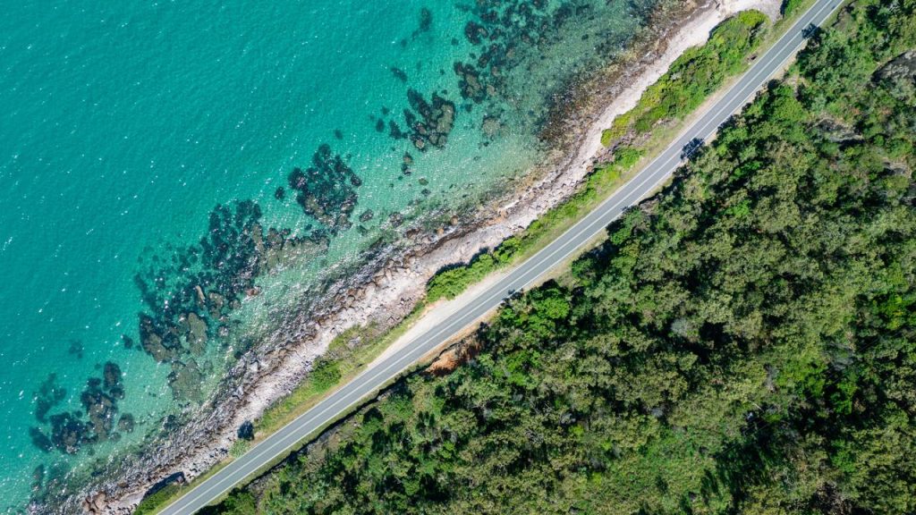 Rodovia na Austrália percorre 75 km pelo litoral de Queensland; com suas curvas entre a selva e o mar, é a rota mais bela da Oceania