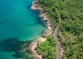 A rodovia litorânea de 75 km que une a floresta tropical mais antiga do mundo ao mar de corais, margeando falésias na costa norte da Austrália