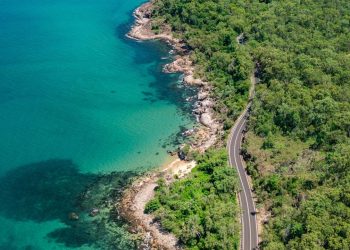 A rodovia litorânea de 75 km que une a floresta tropical mais antiga do mundo ao mar de corais, margeando falésias na costa norte da Austrália