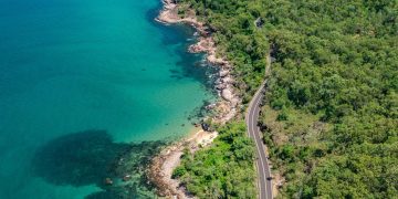 A rodovia litorânea de 75 km que une a floresta tropical mais antiga do mundo ao mar de corais, margeando falésias na costa norte da Austrália