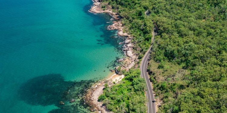 Rodovia na Austrália percorre 75 km pelo litoral de Queensland; com suas curvas entre a selva e o mar, é a rota mais bela da Oceania