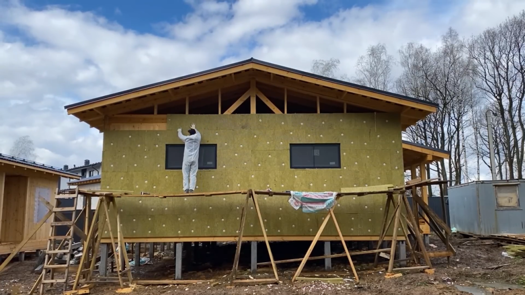 2 amigos construíram uma casa de madeira alemã moderna com conforto térmico e montagem rápida