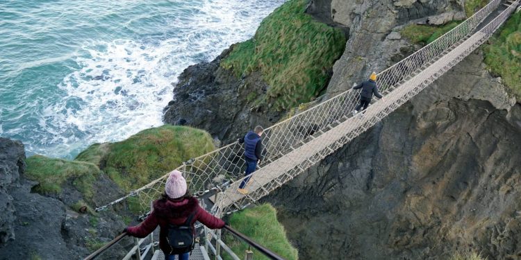 Com 20 metros de extensão e suspensa a 30 metros sobre o mar, a ponte de corda na Irlanda do Norte tornou-se a travessia mais famosa do país