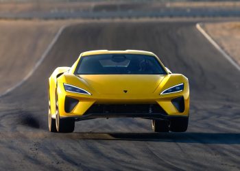 Supercarro de luxo da gigante chinesa consegue saltar do chão e andar com apenas três rodas