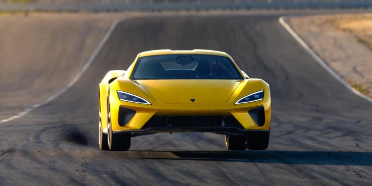 Supercarro de luxo da gigante chinesa consegue saltar do chão e andar com apenas três rodas