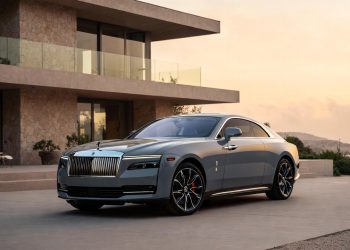 Marca de luxo britânica lança seu primeiro modelo elétrico com teto que imita o céu estrelado