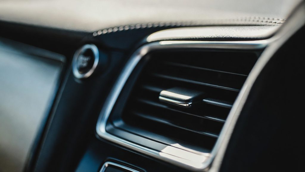 O sedã japonês usado que custa preço de hatch zero km e oferece luxo de categoria superior