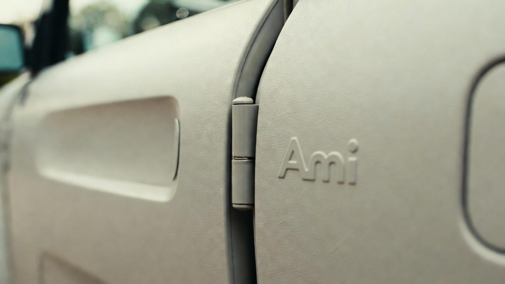 O microcarro europeu que estaciona de lado e virou febre nas capitais mais populosas do mundo