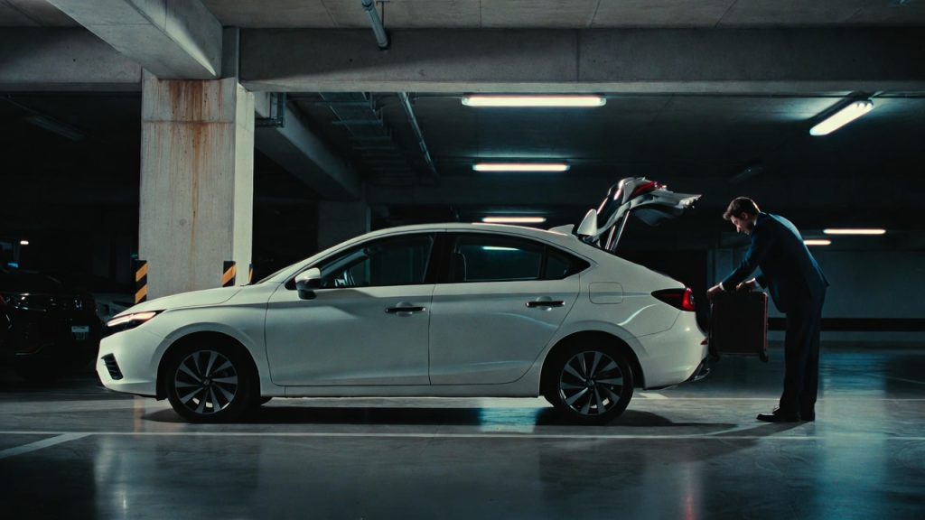 O sedã japonês usado que custa preço de hatch zero km e oferece luxo de categoria superior