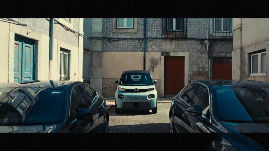 O microcarro europeu que estaciona de lado e virou febre nas capitais mais populosas do mundo