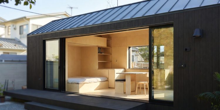 Interior de uma microcasa moderna com móveis multifuncionais e design minimalista otimizado