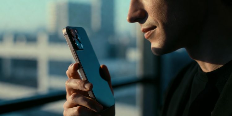 O fim das capinhas? Conheça a nova tendência de uso de celulares que está fazendo os donos de smartphones mudarem de hábito