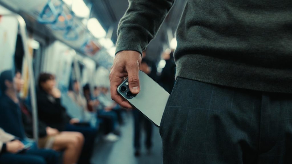O fim das capinhas? Conheça a nova tendência de uso de celulares que está fazendo os donos de smartphones mudarem de hábito