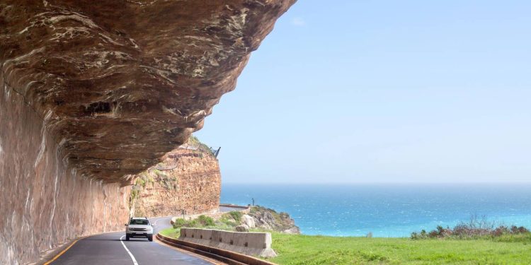 Com 9 km de extensão e 114 curvas na rocha, a estrada sul-africana surgiu como o percurso litorâneo mais radical e insano do mundo