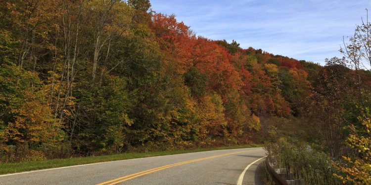 Rodovia nos EUA ganha fama por suas montanhas, pois seus 69 km de extensão cruzam o Tennessee entre florestas preservadas a 1.600 metros de altitude