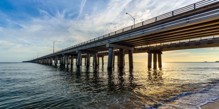 Com 28 quilômetros de extensão unindo pontes e túneis, a estrutura de 1964 atravessa a Baía de Chesapeake, sendo um marco da engenharia americana