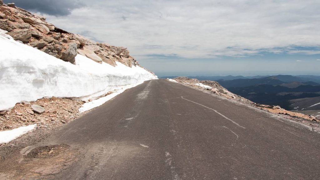 Rodovia no Colorado atinge 4.307 metros de altitude; sendo a estrada asfaltada mais alta da América do Norte, a Mount Evans desafia os motoristas