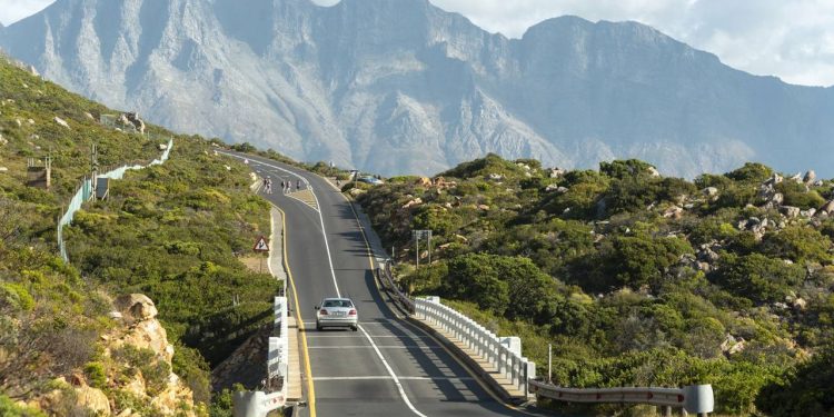 Com 21 km de curvas entre o oceano e montanhas de 1.200 metros, a estrada de 1998 tornou-se a rota cênica mais espetacular da costa sul-africana