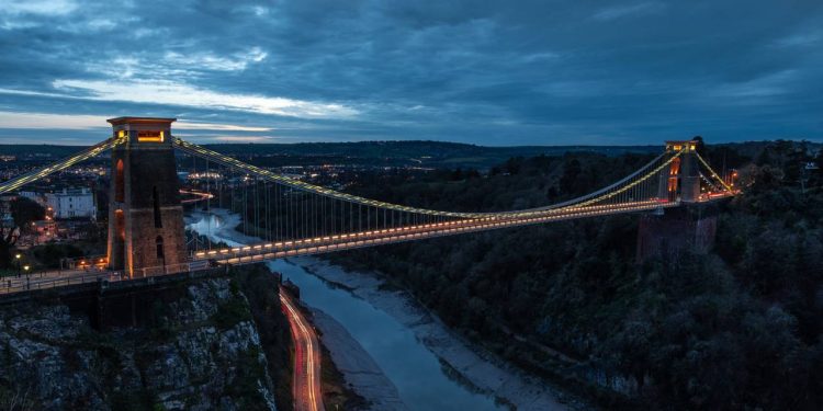 Com 412 metros de extensão e suspensa a 75 metros sobre o rio, a ponte de 1864 tornou-se a obra-prima de Brunel e o maior símbolo de Bristol