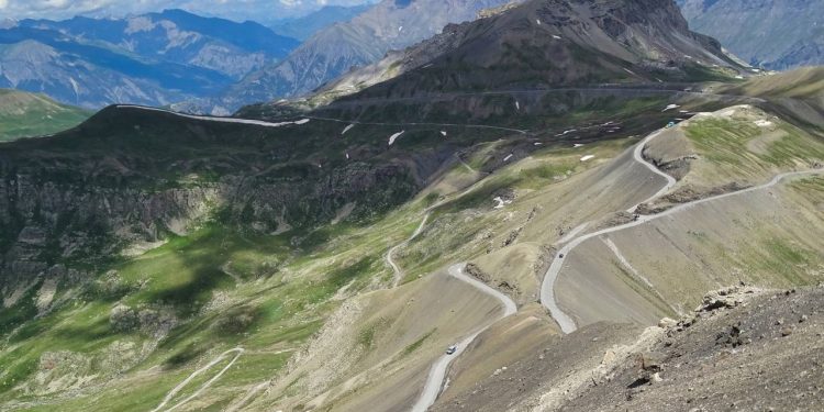 Rodovia na França ganha fama por sua altitude, pois o trajeto de 2.802 metros nos Alpes é a estrada asfaltada mais alta de toda a Europa Ocidental