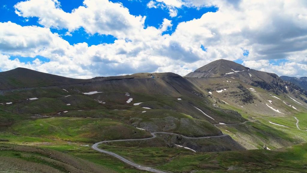 Rodovia na França ganha fama por sua altitude, pois o trajeto de 2.802 metros nos Alpes é a estrada asfaltada mais alta de toda a Europa Ocidental