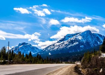 Rodovia no Canadá ganha fama por sua altitude de 1.244 metros, pois o trajeto de 324 km enfrenta nevascas extremas e virou uma referência de engenharia