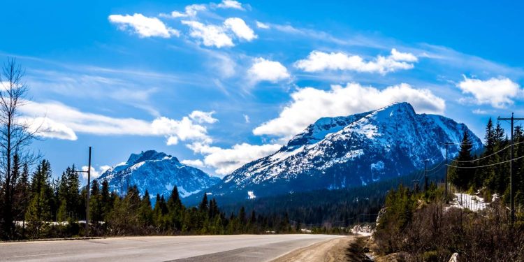 Rodovia no Canadá ganha fama por sua altitude de 1.244 metros, pois o trajeto de 324 km enfrenta nevascas extremas e virou uma referência de engenharia