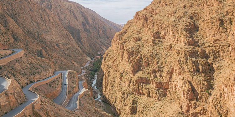 Estrada no Marrocos ganha fama por suas curvas em zigue-zague, pois o trajeto de 1933 entre os desfiladeiros virou a rota mais cênica da África