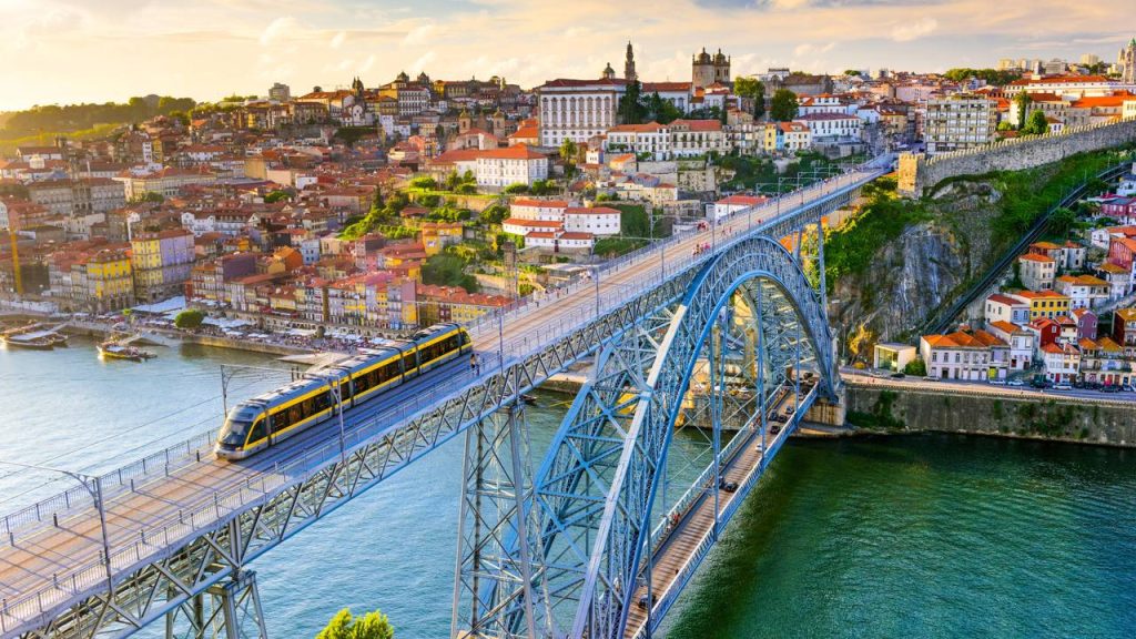 Com um arco de ferro de 172 metros e projetada por um discípulo de Eiffel em 1886, a ponte tornou-se o maior símbolo da cidade do Porto em Portugal