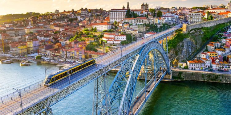 Com dois tabuleiros sobrepostos e arco metálico de 172 metros de vão, a estrutura de 1886 destaca-se como o maior ícone da travessia do rio Douro