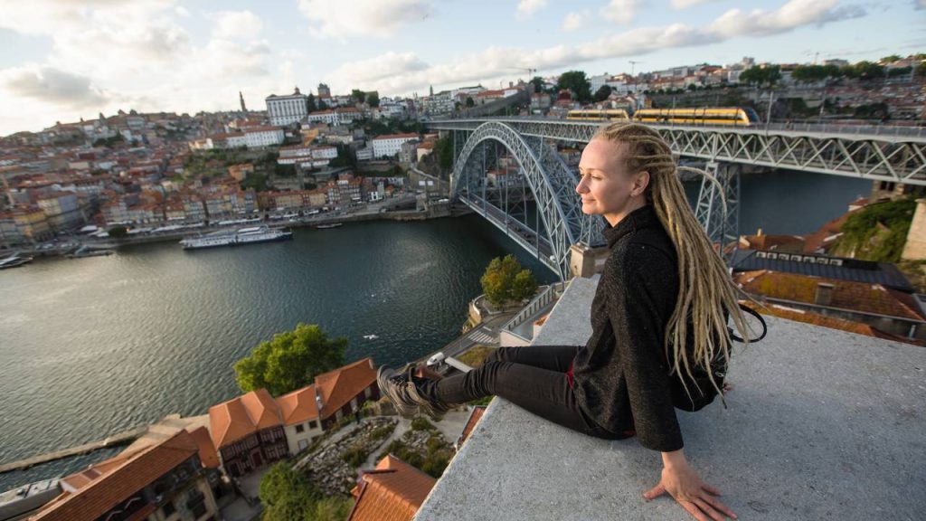 Com dois tabuleiros sobrepostos e arco metálico de 172 metros de vão, a estrutura de 1886 destaca-se como o maior ícone da travessia do rio Douro