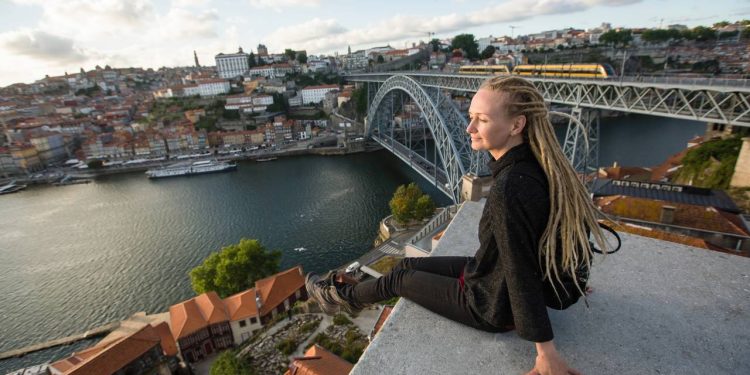 Com um arco de ferro de 172 metros e projetada por um discípulo de Eiffel em 1886, a ponte tornou-se o maior símbolo da cidade do Porto em Portugal