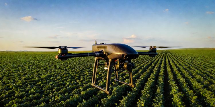 Exigindo curso rápido e pagando R$ 12 mil a pilotagem de drones agrícolas consolida a nova elite do campo