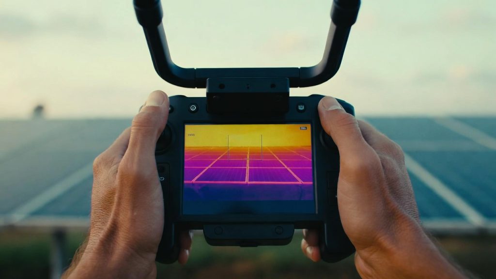 Pilotar drones para vigiar parques solares rende 7 mil reais e surge como a surpresa de quem busca lucro com tecnologia no campo