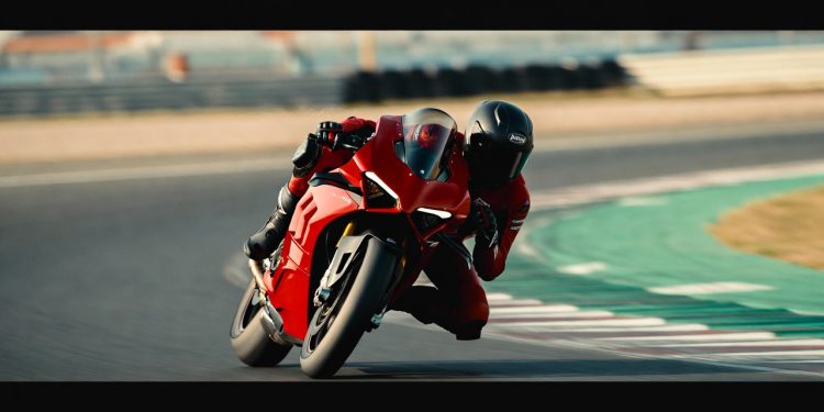 Moto esportiva de grife italiana usa asas de aviador para grudar no asfalto em curvas