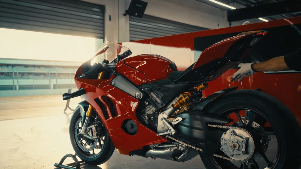 Moto esportiva de grife italiana usa asas de aviador para grudar no asfalto em curvas
