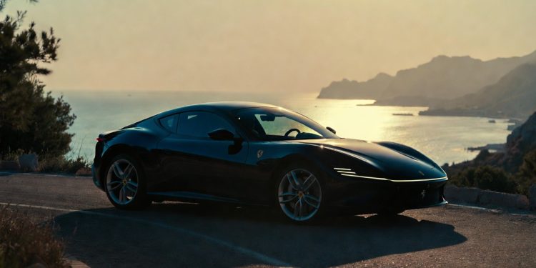 Modelo icônico da marca italiana abandona ronco do V12 e aposta em motor de 1000 cv