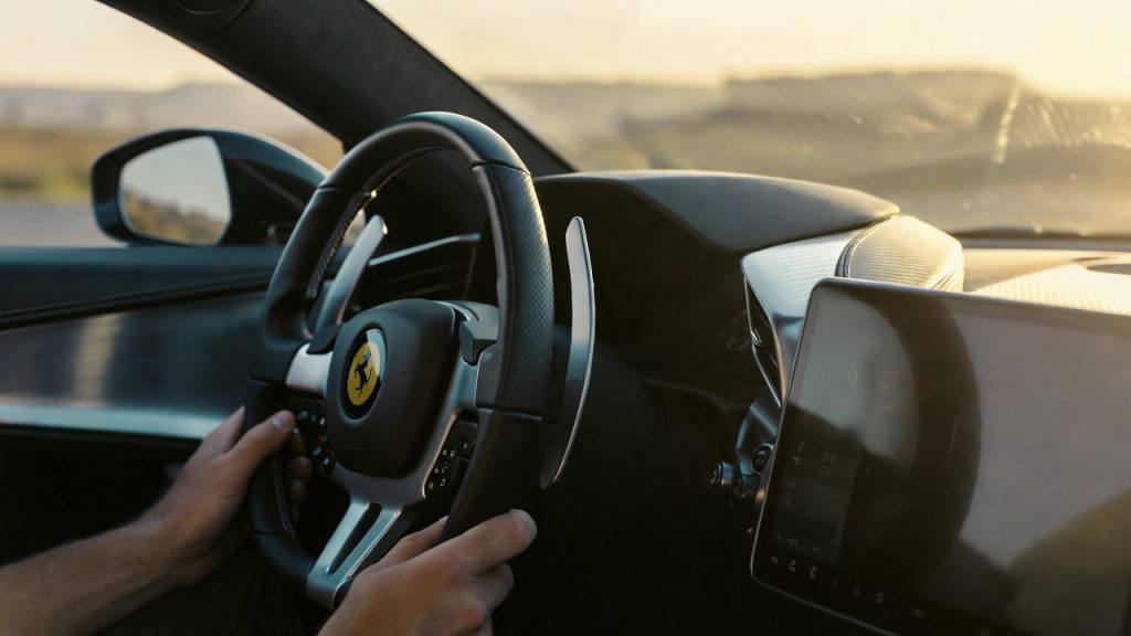 Modelo icônico da marca italiana abandona ronco do V12 e aposta em motor de 1000 cv