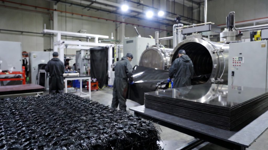 Com tecelagem microscópica e cozimento a vácuo a indústria cria a fibra de carbono que vira o trunfo da leveza