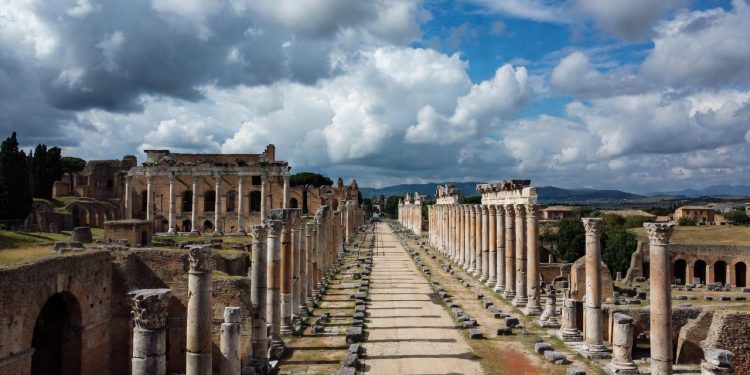 Com pedras milenares a Via Ápia vira o trunfo da engenharia romana que resiste intacta há mais de 2 mil anos