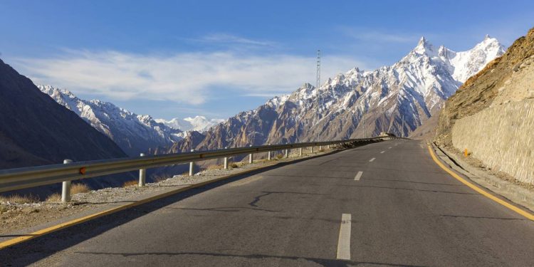 Rodovia no Himalaia ganha fama por seus 800 km, pois o trajeto de 1960 cruza o passo de 5.260 metros de altitude unindo a China ao Nepal através das nuvens