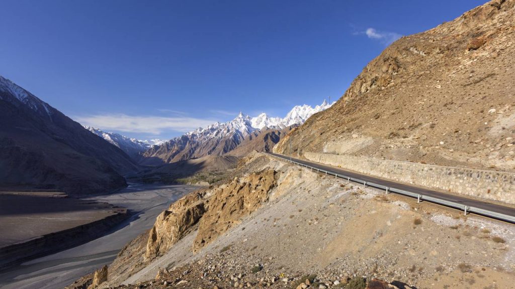Rodovia no Himalaia ganha fama por seus 800 km, pois o trajeto de 1960 cruza o passo de 5.260 metros de altitude unindo a China ao Nepal através das nuvens