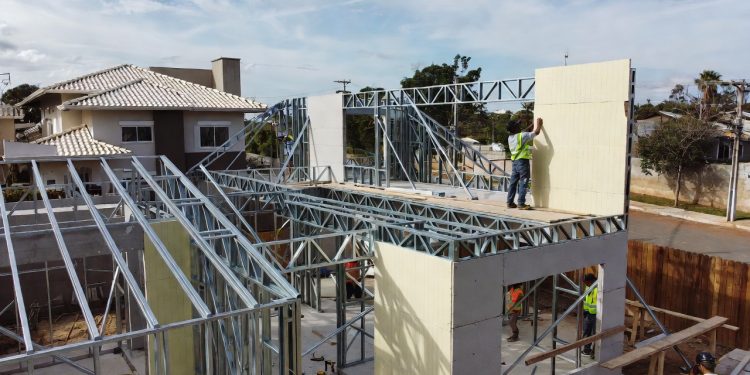 Casa de aço que fica pronta em 60 dias vira o trunfo de quem busca fugir da demora das obras tradicionais