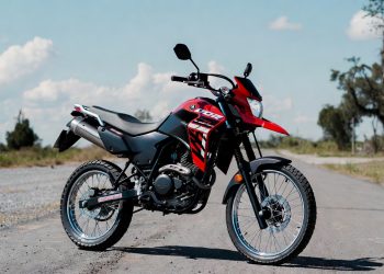 A moto de trilha da Yamaha que oferece o conforto de um sofá e a força necessária para dominar o barro e o asfalto
