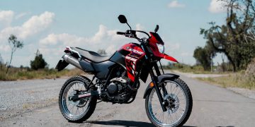 A moto de trilha da Yamaha que oferece o conforto de um sofá e a força necessária para dominar o barro e o asfalto