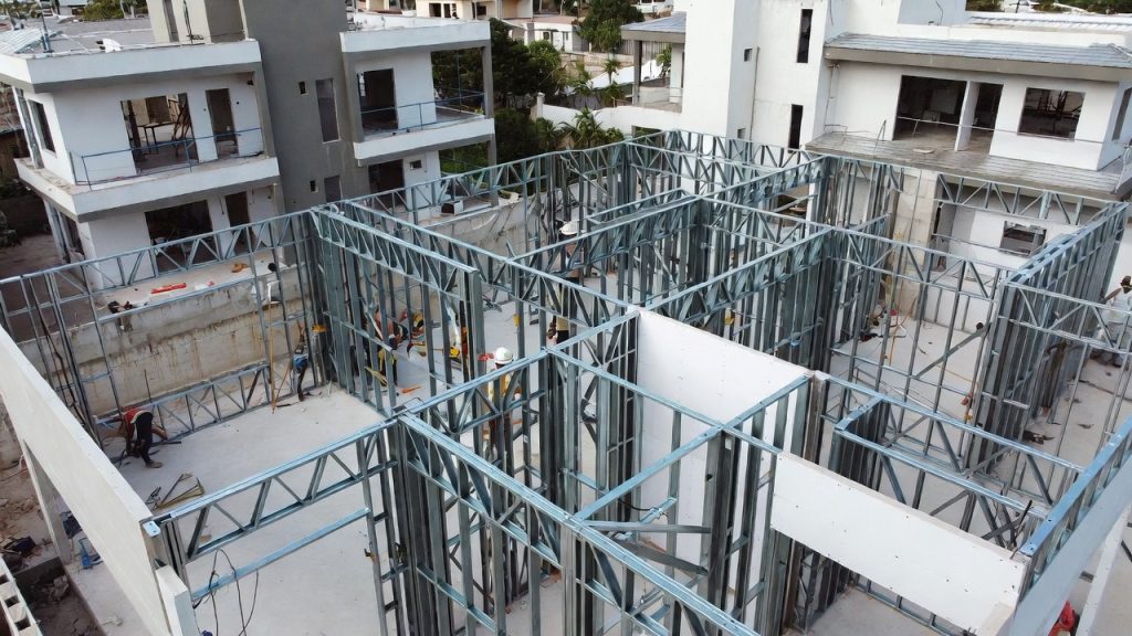 Casa de aço que fica pronta em 60 dias vira o trunfo de quem busca fugir da demora das obras tradicionais