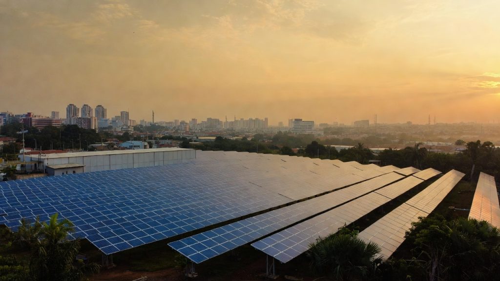 Vigiar usinas solares pelo computador rende R$ 6.800 e é a nova profissão da energia que não para de contratar quem busca estabilidade definitiva no mercado digital
