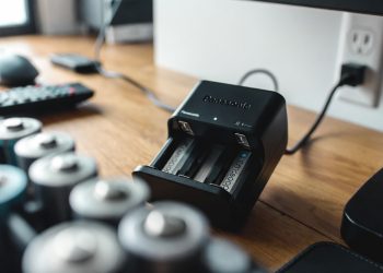 Pilha recarregável que substitui mil unidades comuns vira o novo trunfo para cortar gastos invisíveis em casa
