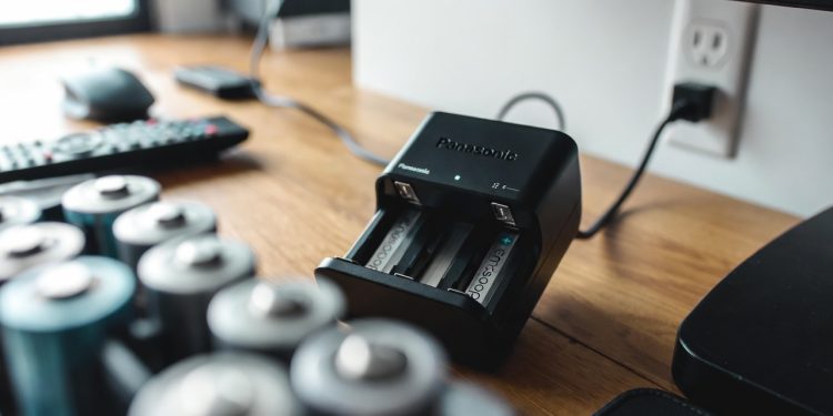 Pilha recarregável que substitui mil unidades comuns vira o novo trunfo para cortar gastos invisíveis em casa